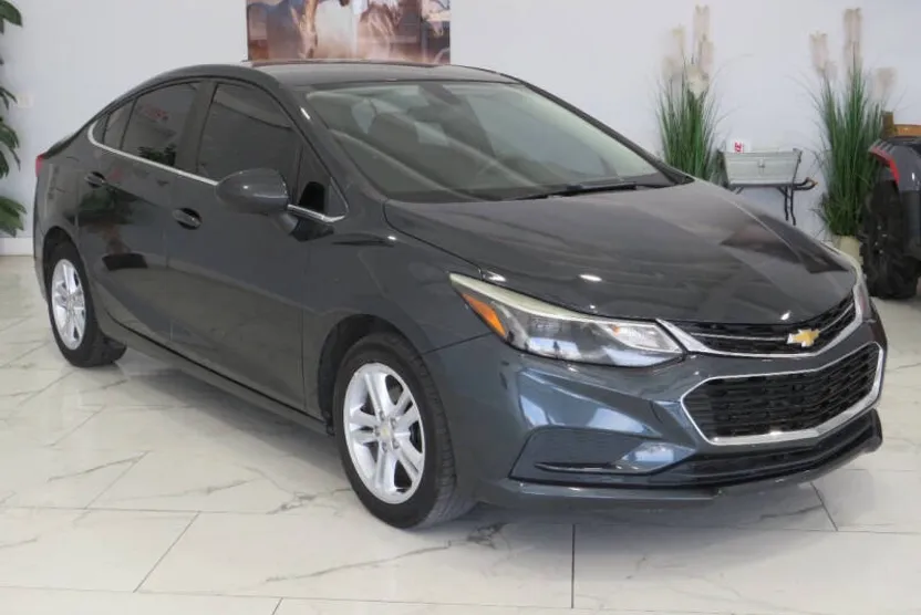 2017 Chevrolet Cruze LT photo 1
