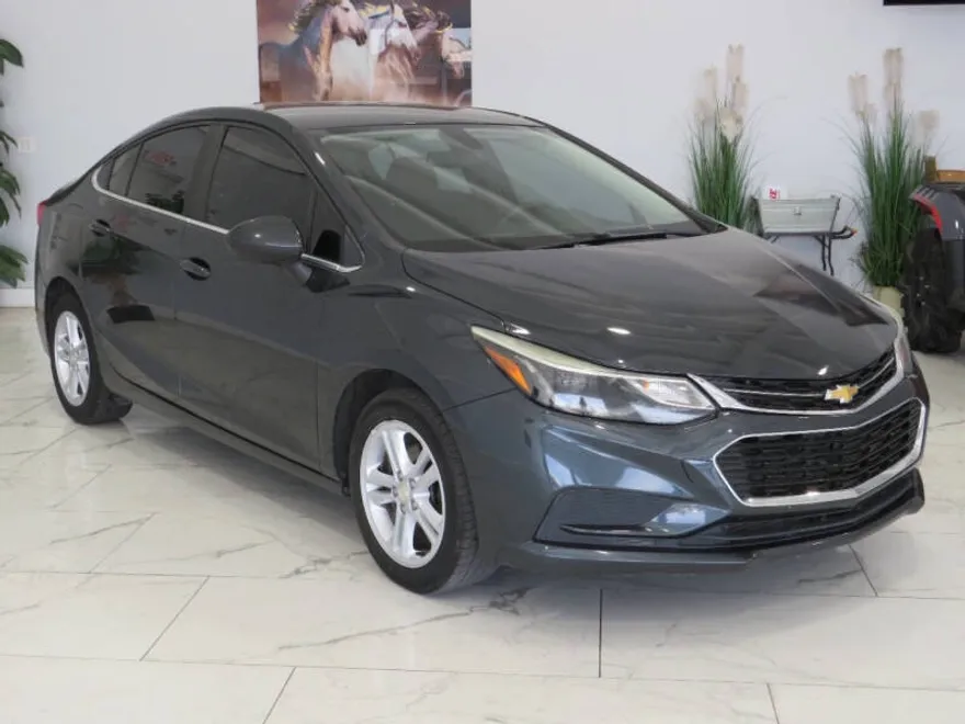2017 Chevrolet Cruze LT photo 1