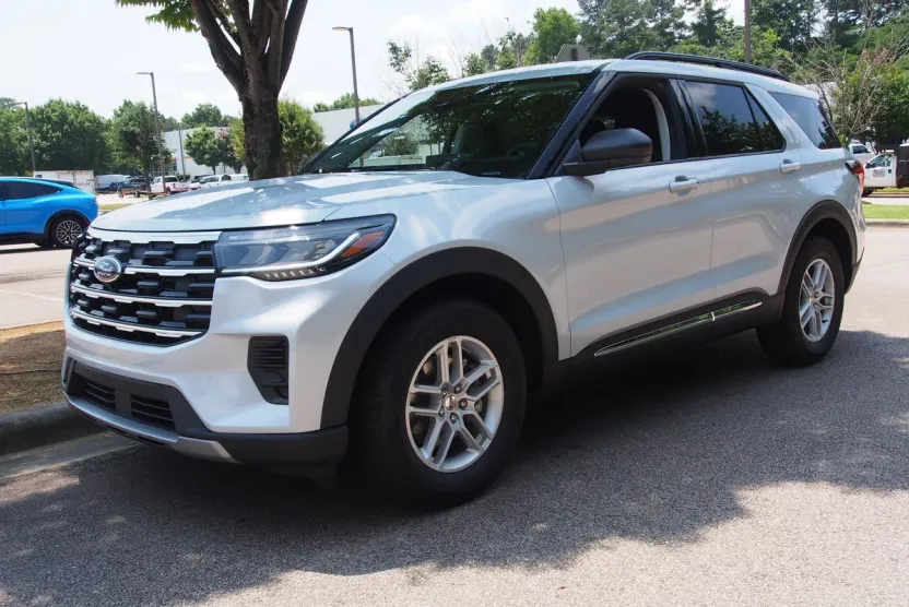 2025 Ford Explorer photo 1
