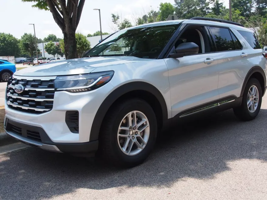 2025 Ford Explorer photo 1