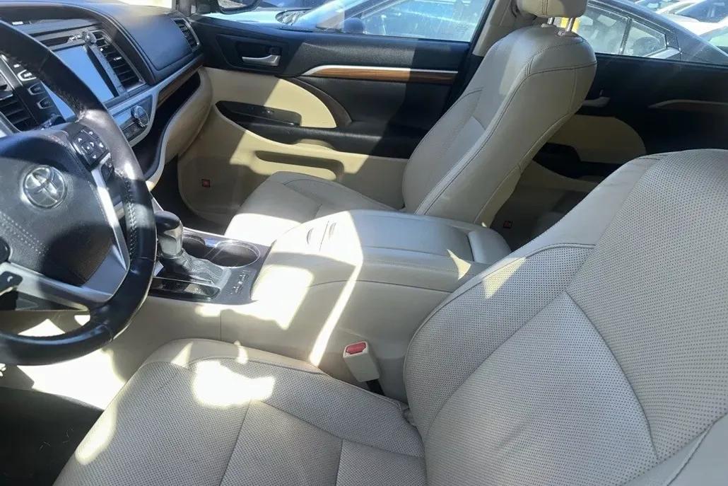 2017 Toyota Highlander Limited photo 1
