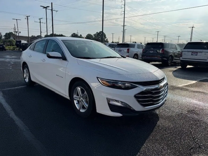 2024 Chevrolet Malibu 1LT photo 1