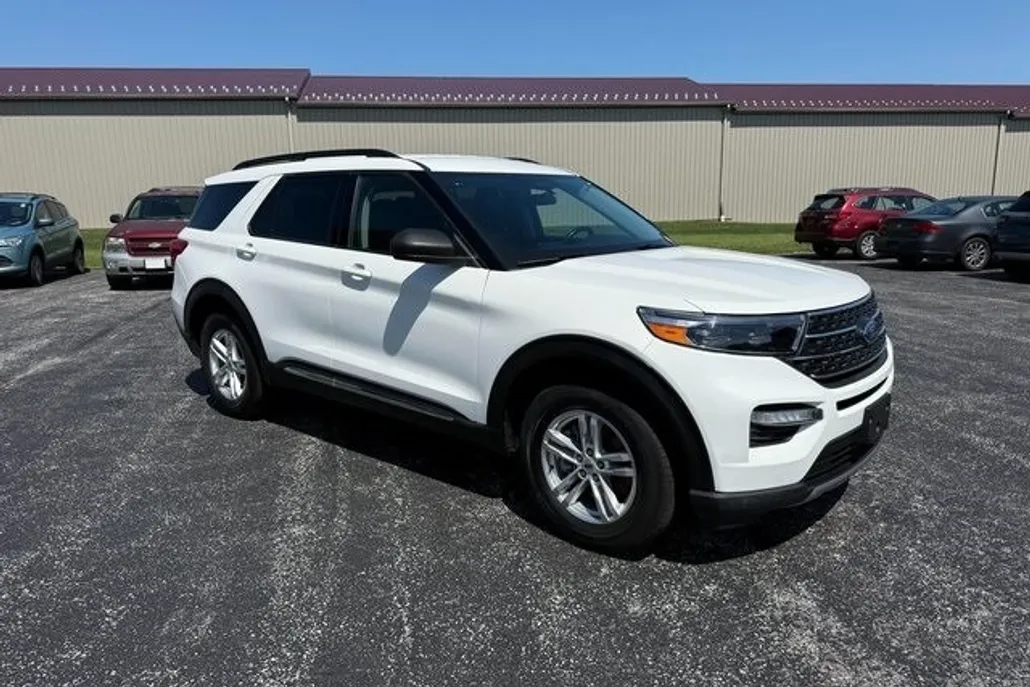 2023 Ford Explorer XLT photo 1