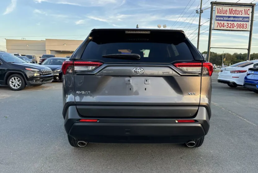 2019 Toyota RAV4 XLE photo 1