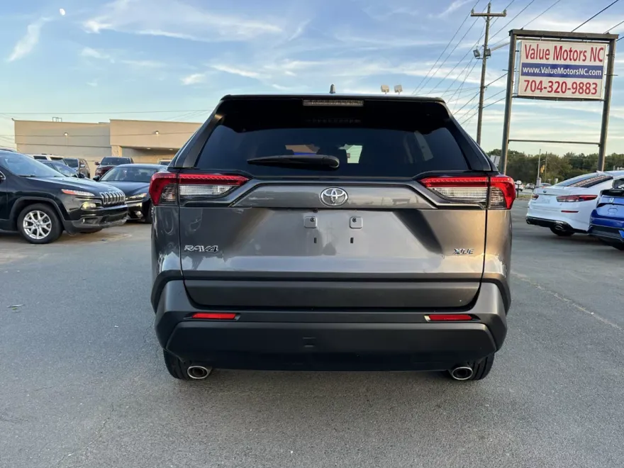2019 Toyota RAV4 XLE photo 1
