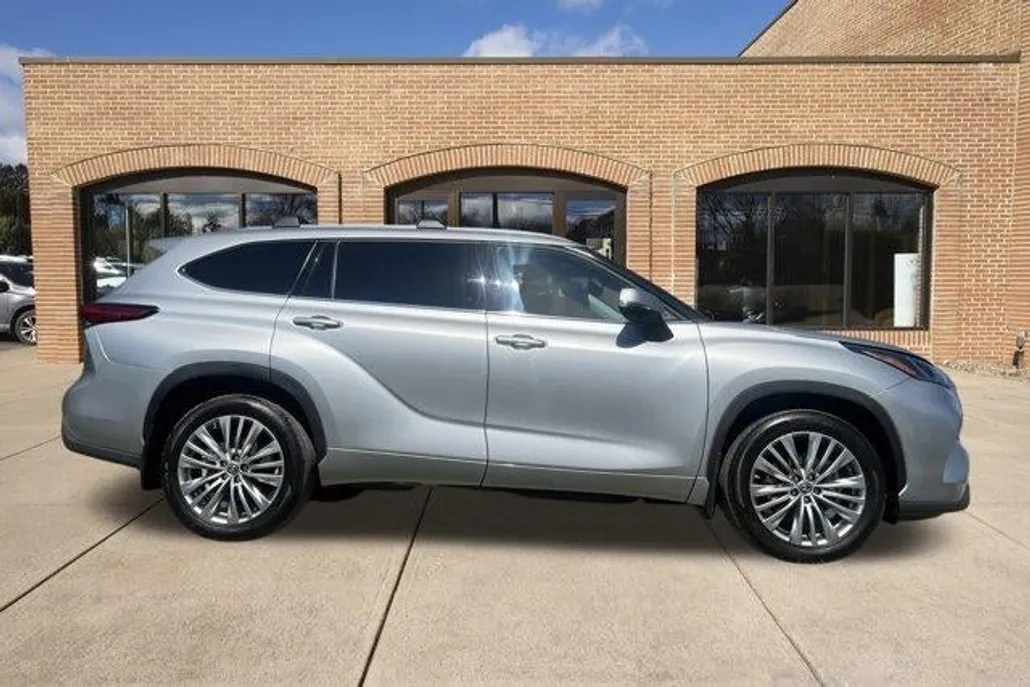 2023 Toyota Highlander Platinum photo 1