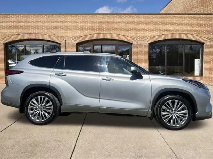 2023 Toyota Highlander Platinum photo 1