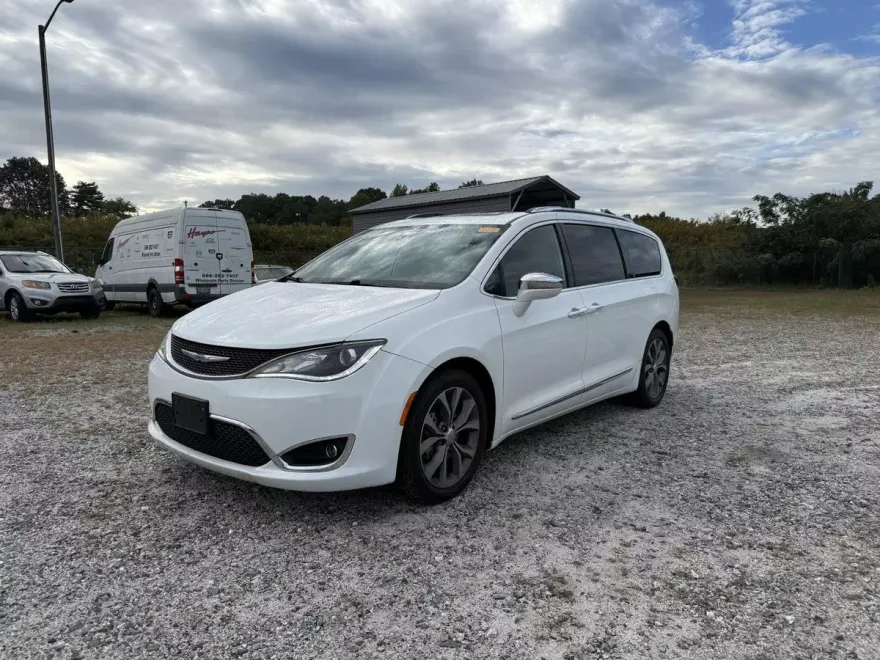 2020 Chrysler Pacifica Limited photo 1