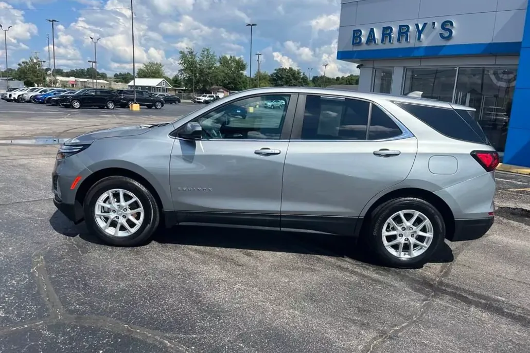 2023 Chevrolet Equinox LT photo 1