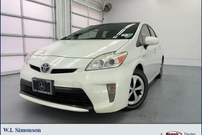 2015 Toyota Prius Four photo 1