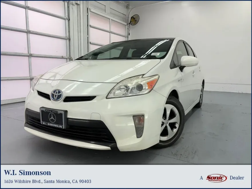 2015 Toyota Prius Four photo 1