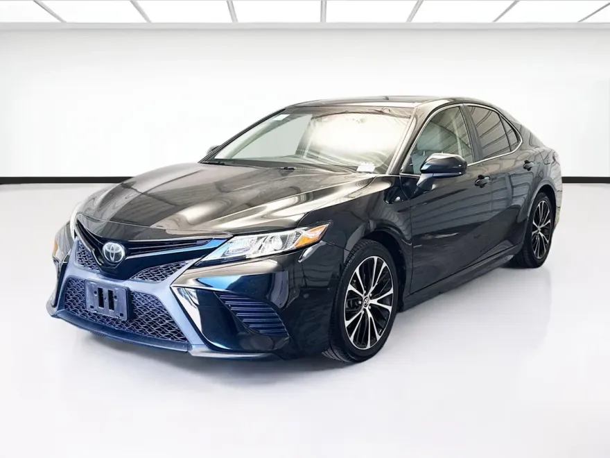 2018 Toyota Camry SE photo 1