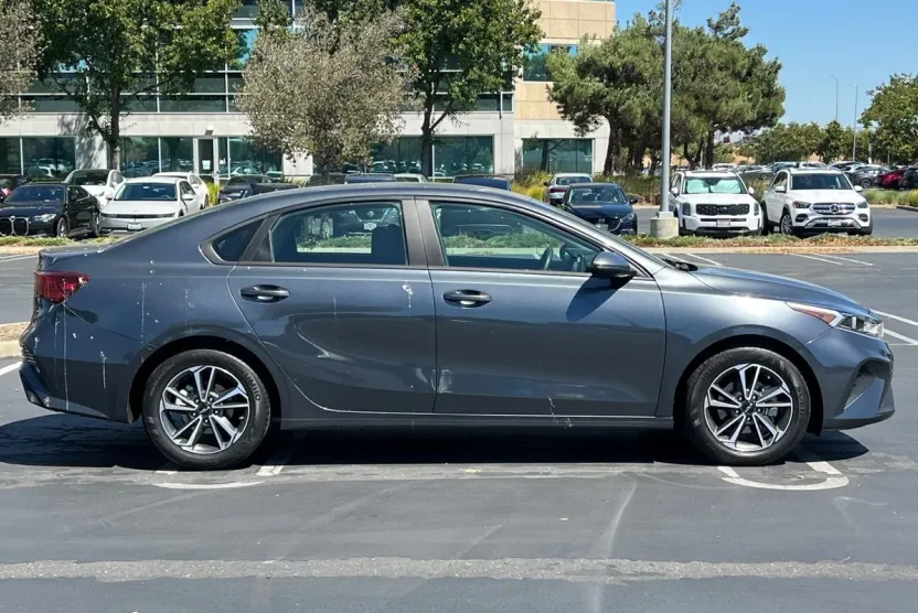 2023 Kia Forte LXS photo 1