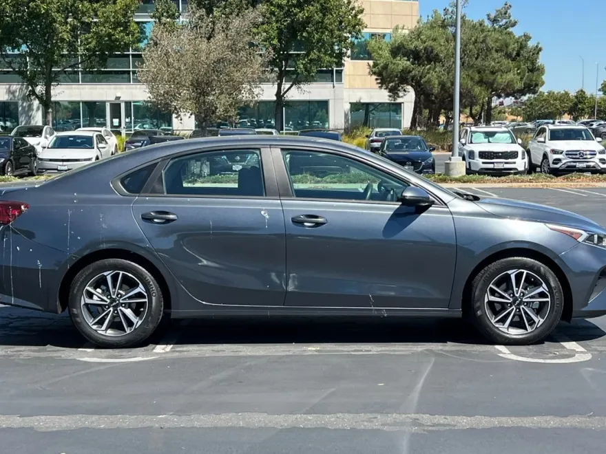 2023 Kia Forte LXS photo 1