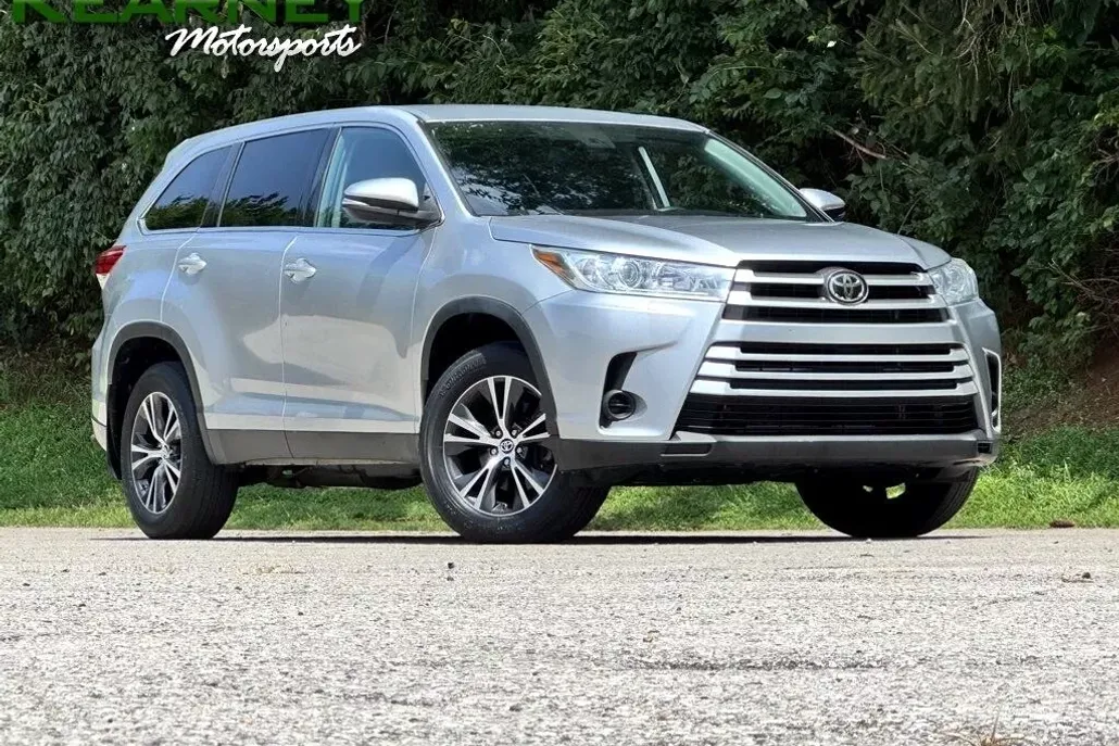 2019 Toyota Highlander LE photo 1