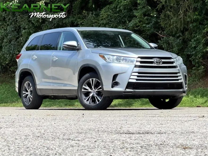 2019 Toyota Highlander LE photo 1