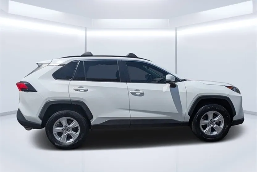 2021 Toyota RAV4 XLE photo 1
