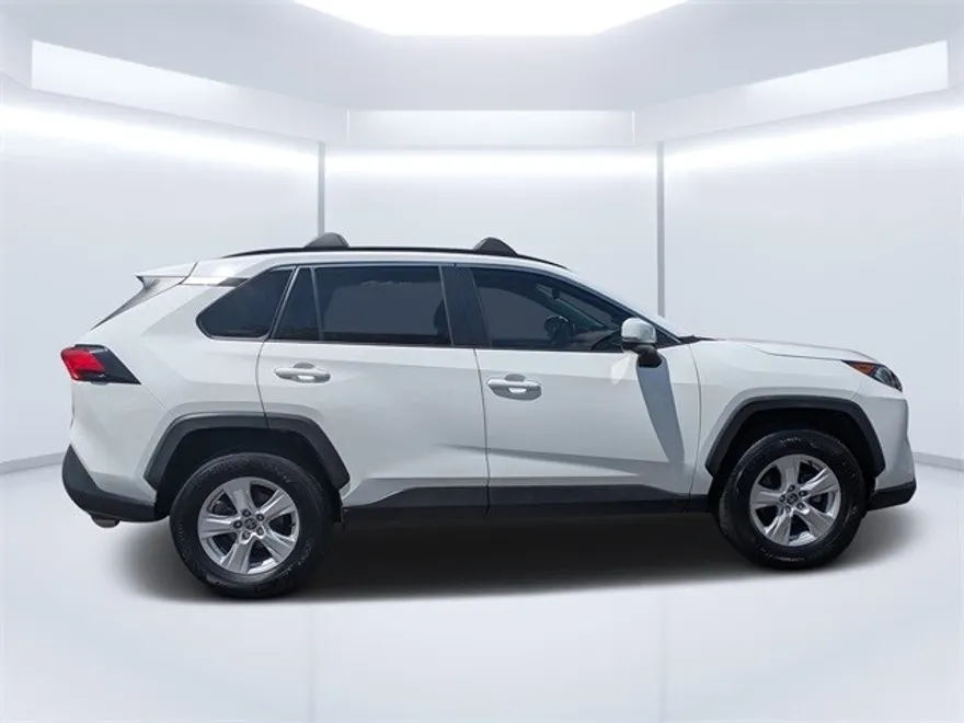 2021 Toyota RAV4 XLE photo 1