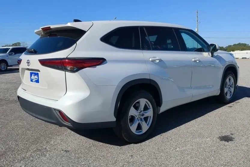 2022 Toyota Highlander L photo 1