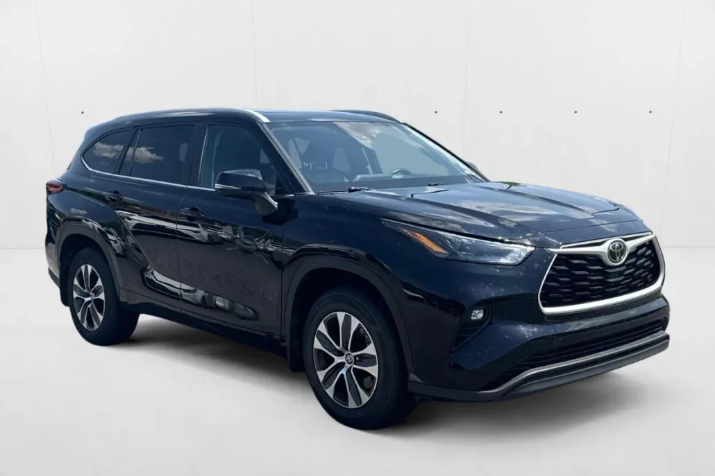 2023 Toyota Highlander XLE photo 1