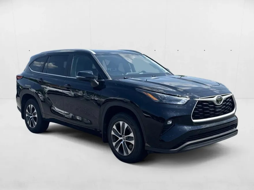 2023 Toyota Highlander XLE photo 1
