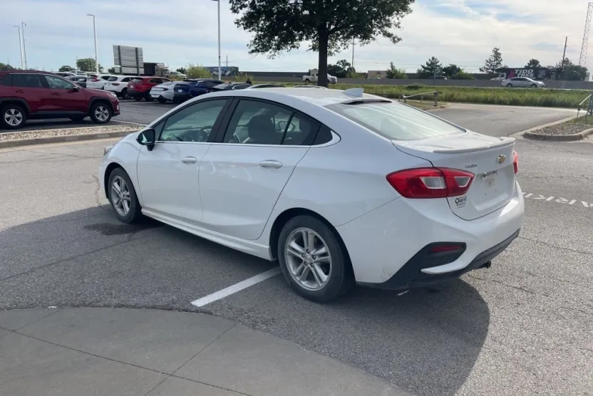 2017 Chevrolet Cruze LT photo 1