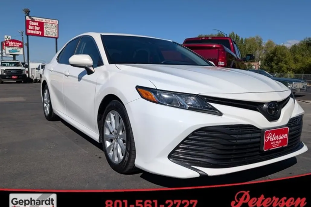 2018 Toyota Camry LE photo 1