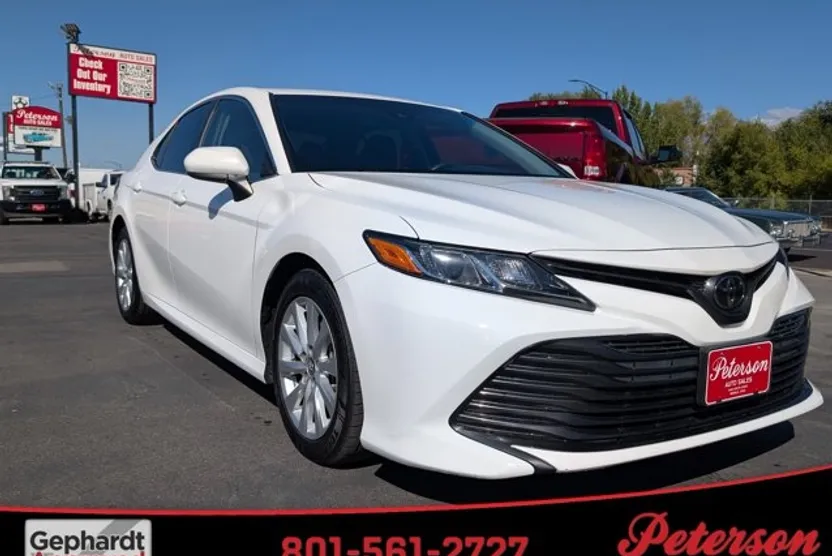 2018 Toyota Camry LE photo 1