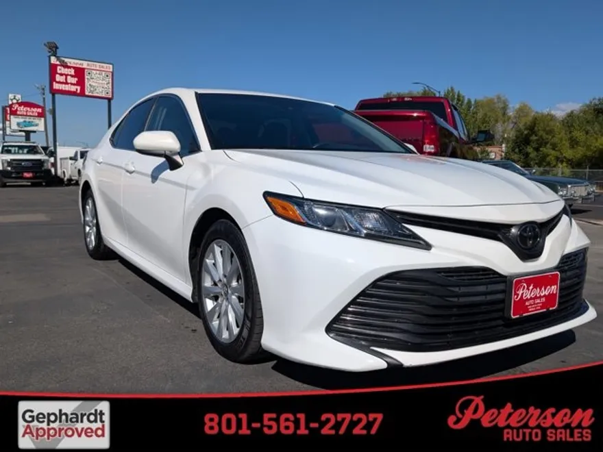 2018 Toyota Camry LE photo 1