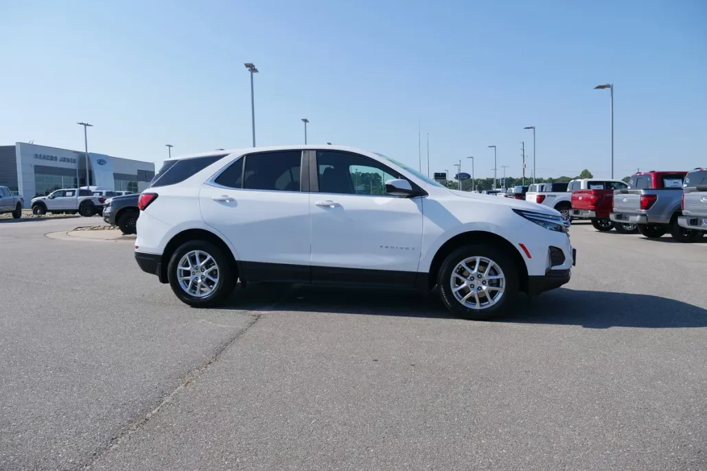 2023 Chevrolet Equinox LT photo 1