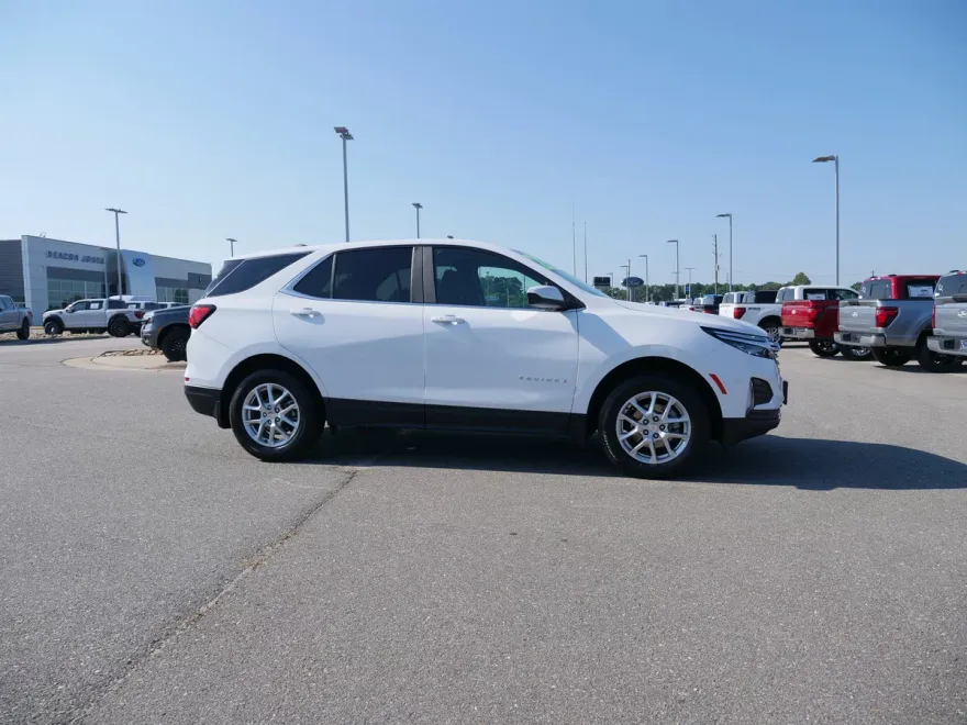 2023 Chevrolet Equinox LT photo 1