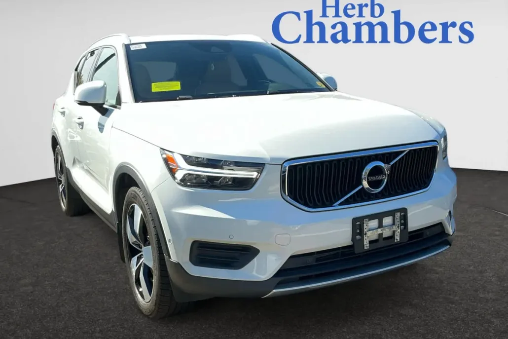 2019 Volvo XC40 Momentum photo 1