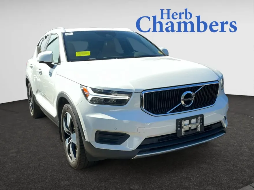 2019 Volvo XC40 Momentum photo 1