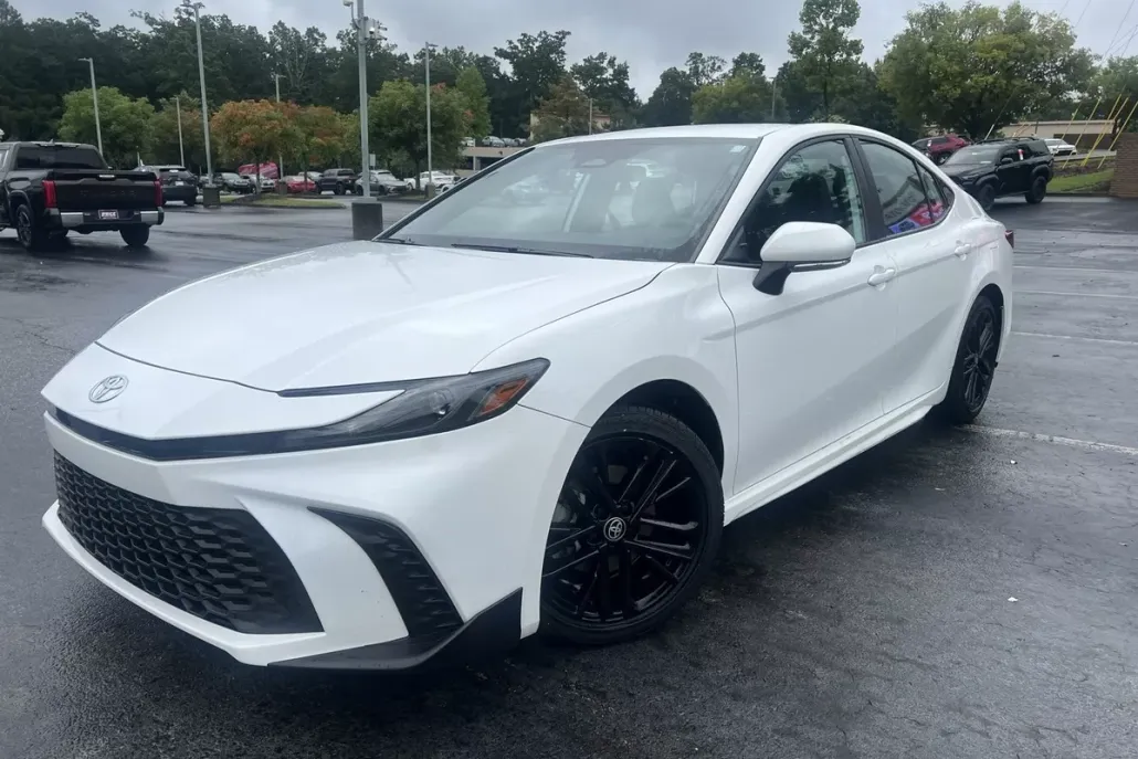 2025 Toyota Camry SE photo 1