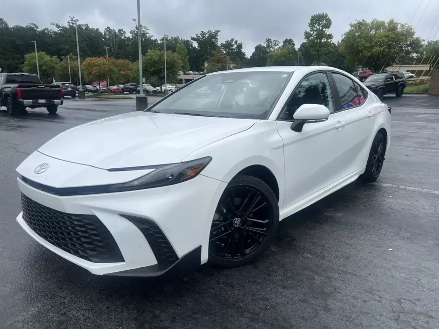 2025 Toyota Camry SE photo 1