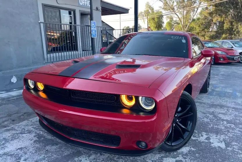 2016 Dodge Challenger SXT photo 1