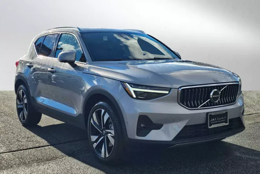 2025 Volvo XC40 Plus photo 1
