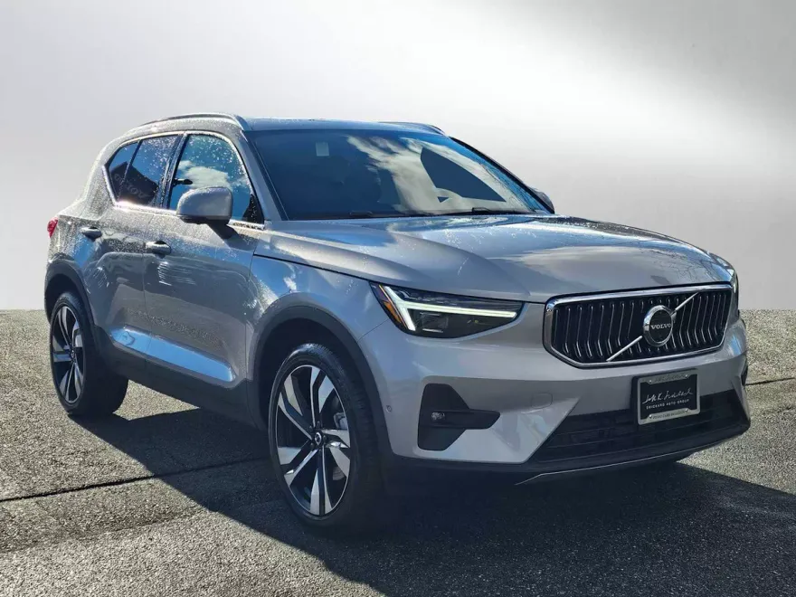 2025 Volvo XC40 Plus photo 1