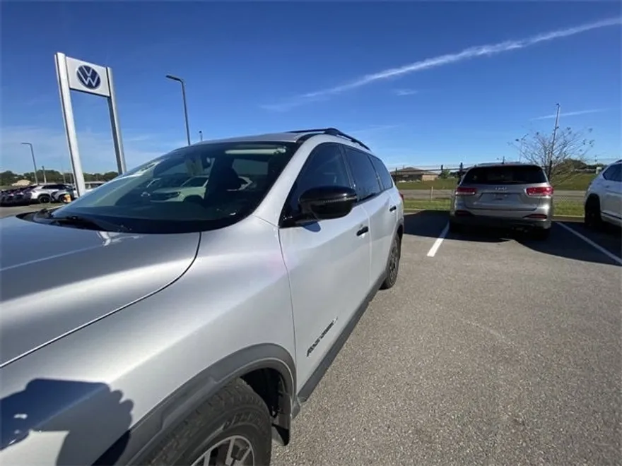 2020 Nissan Pathfinder SV photo 2