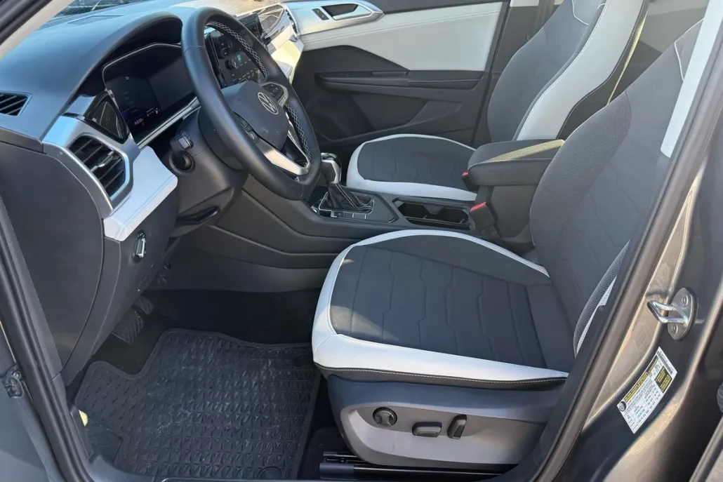2025 Volkswagen Taos SE photo 1