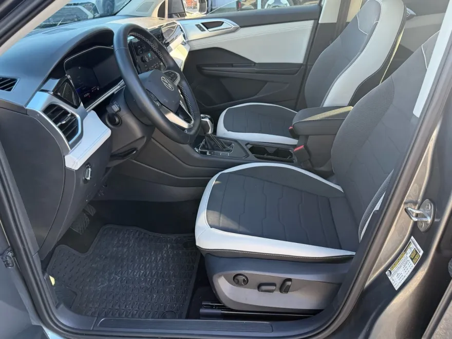 2025 Volkswagen Taos SE photo 1