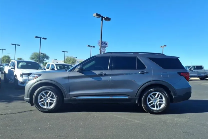 2025 Ford Explorer photo 1