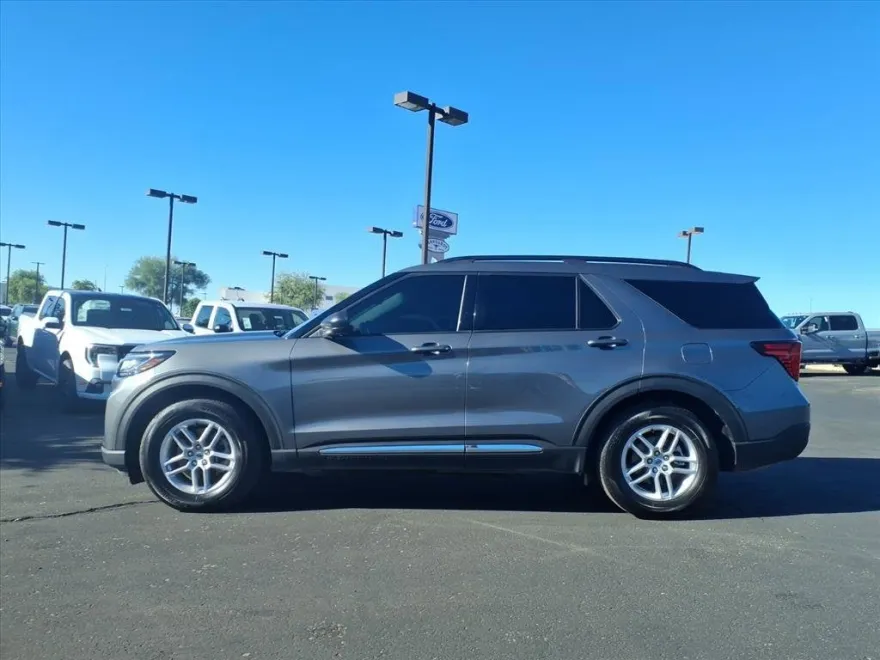2025 Ford Explorer photo 1