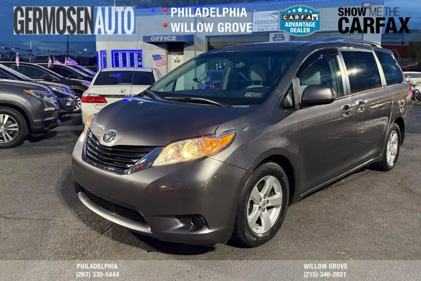2012 Toyota Sienna LE photo 1
