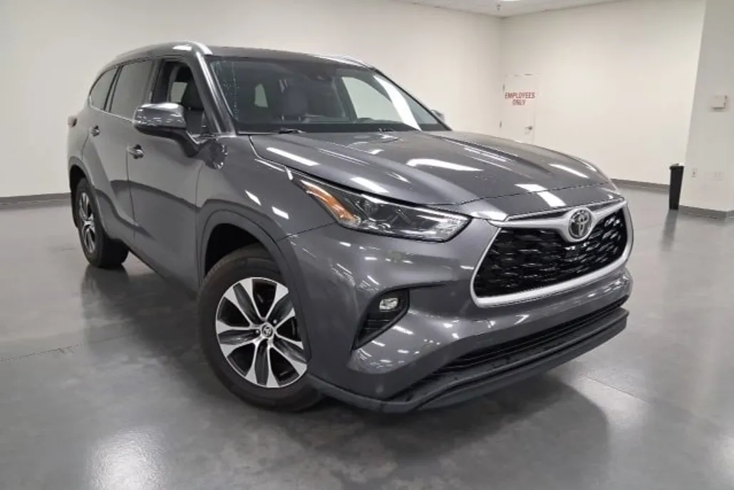2022 Toyota Highlander XLE photo 1