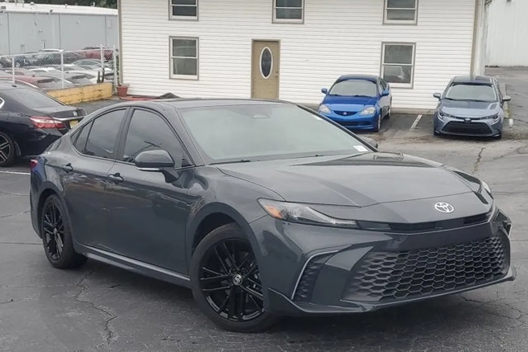 2025 Toyota Camry SE photo 1