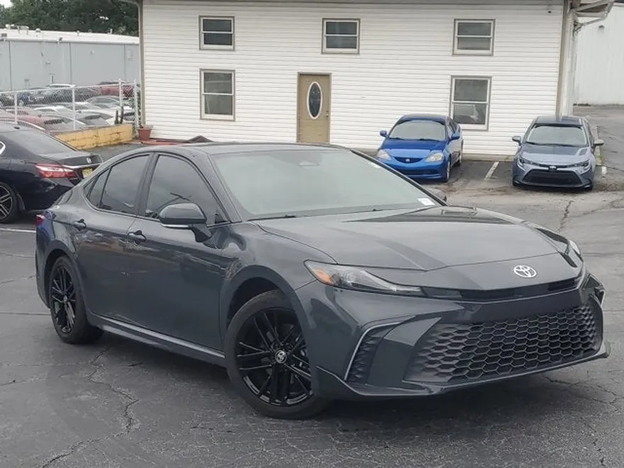 2025 Toyota Camry SE photo 1