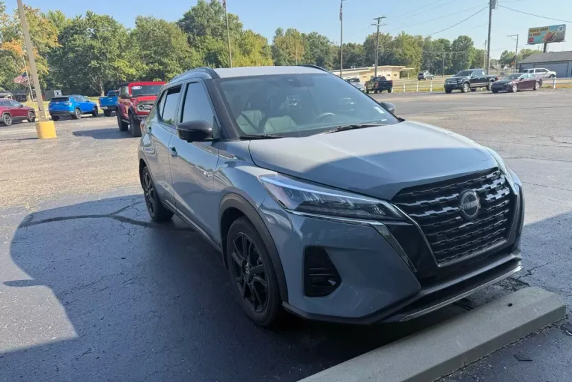 2022 Nissan Kicks SR photo 1