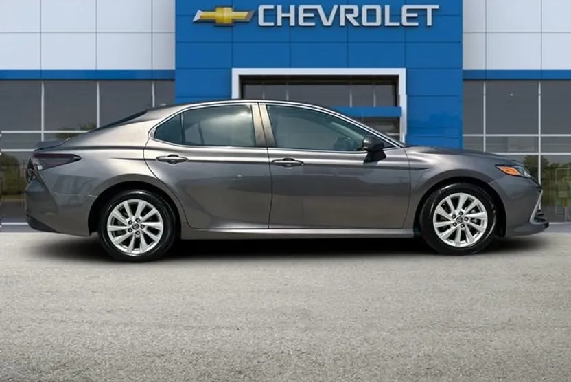 2023 Toyota Camry LE photo 1