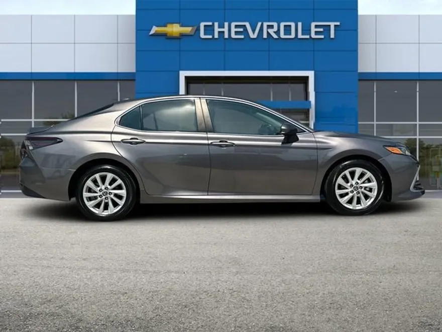 2023 Toyota Camry LE photo 1
